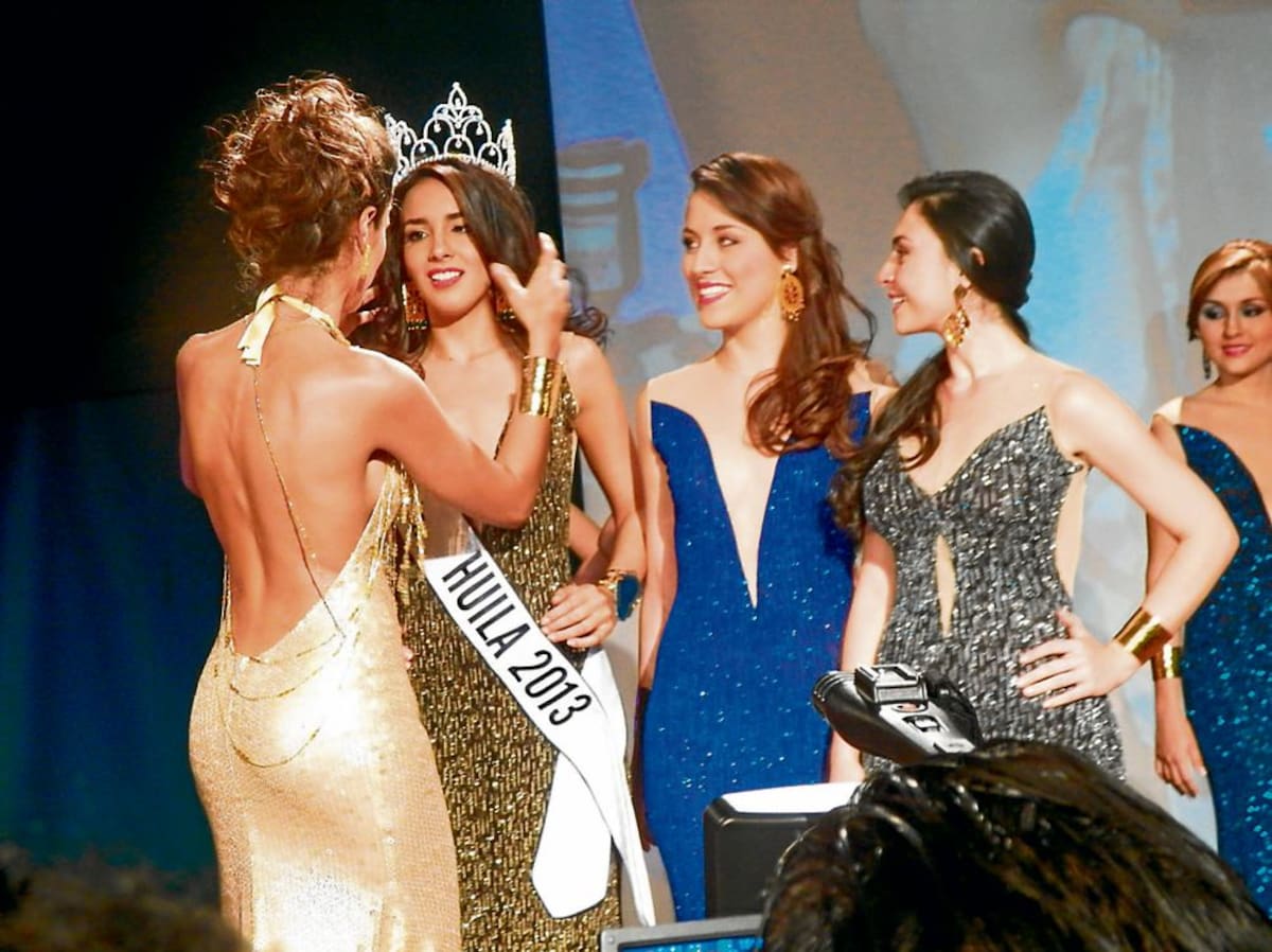 María Juliana recibe la corona de la virreina nacional 2012, Lorena Hermida.
