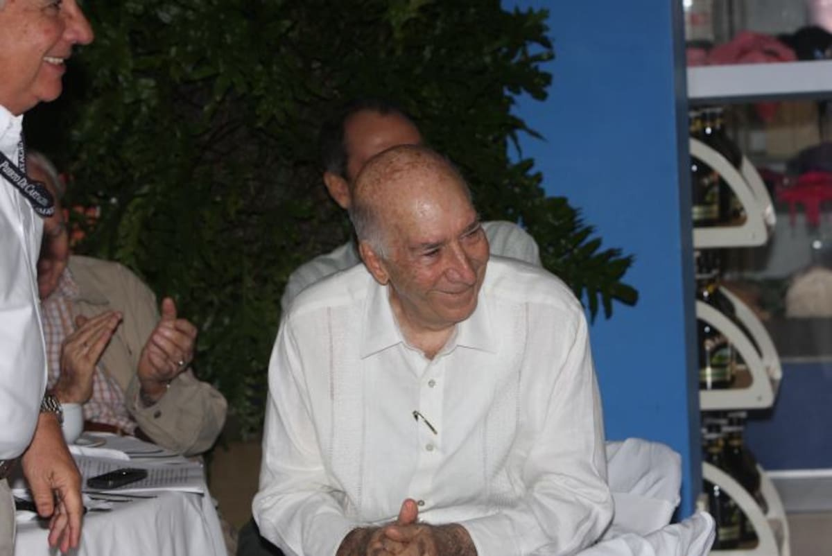 Rodolfo de la Vega durante el lanzamiento de su último libro "Crónicas Portuarias". ARCHIVO