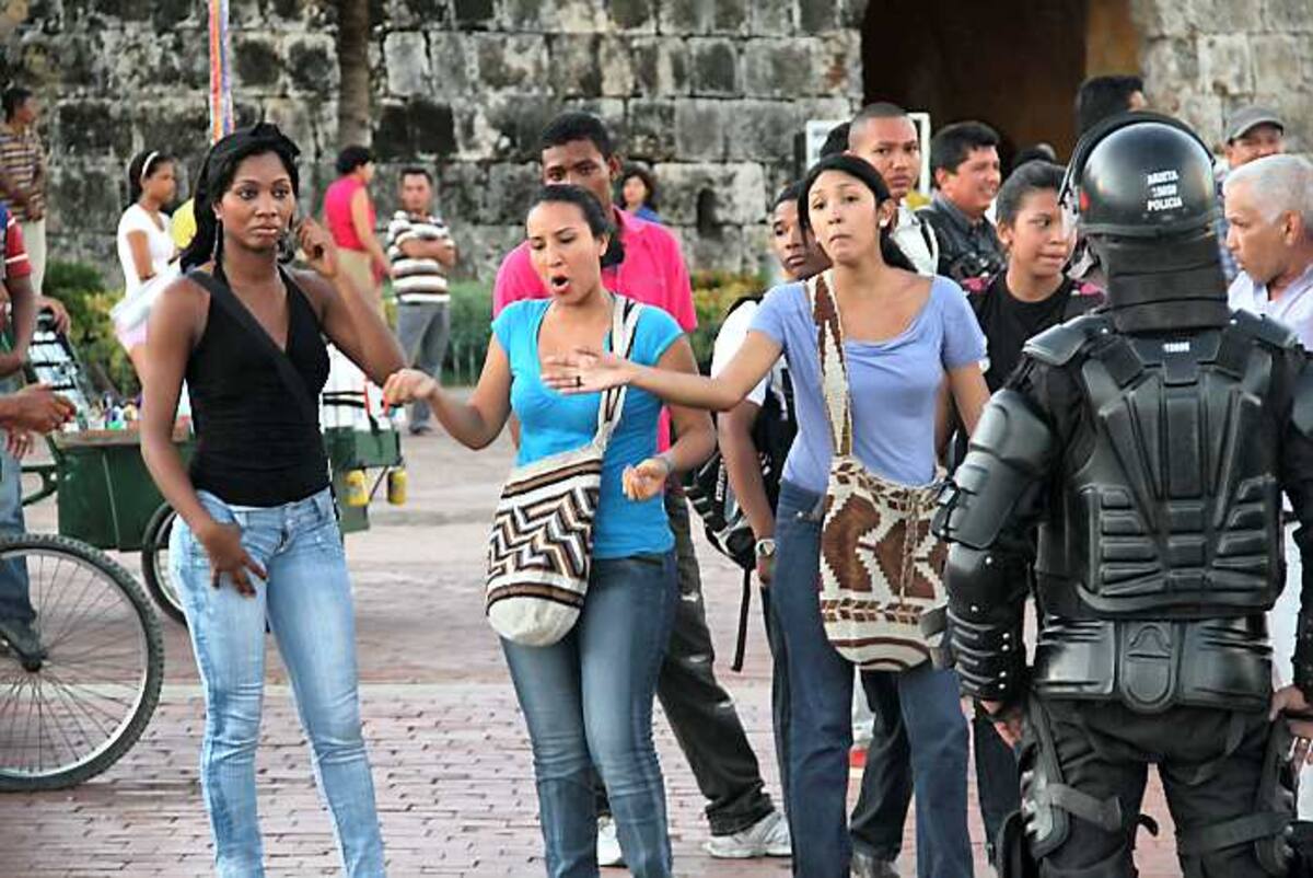 Varios estudiantes se tomaron la Plaza de la Paz para protestar contra el proyecto de reforma a la ley de educación. Oscar Díaz/El Universal