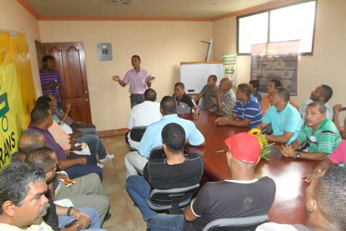 Momentos en que los conductores recibían el taller en las oficinas de Etrans Ltda. FOTO JULIO CASTAÑO-EL UNIVERSAL