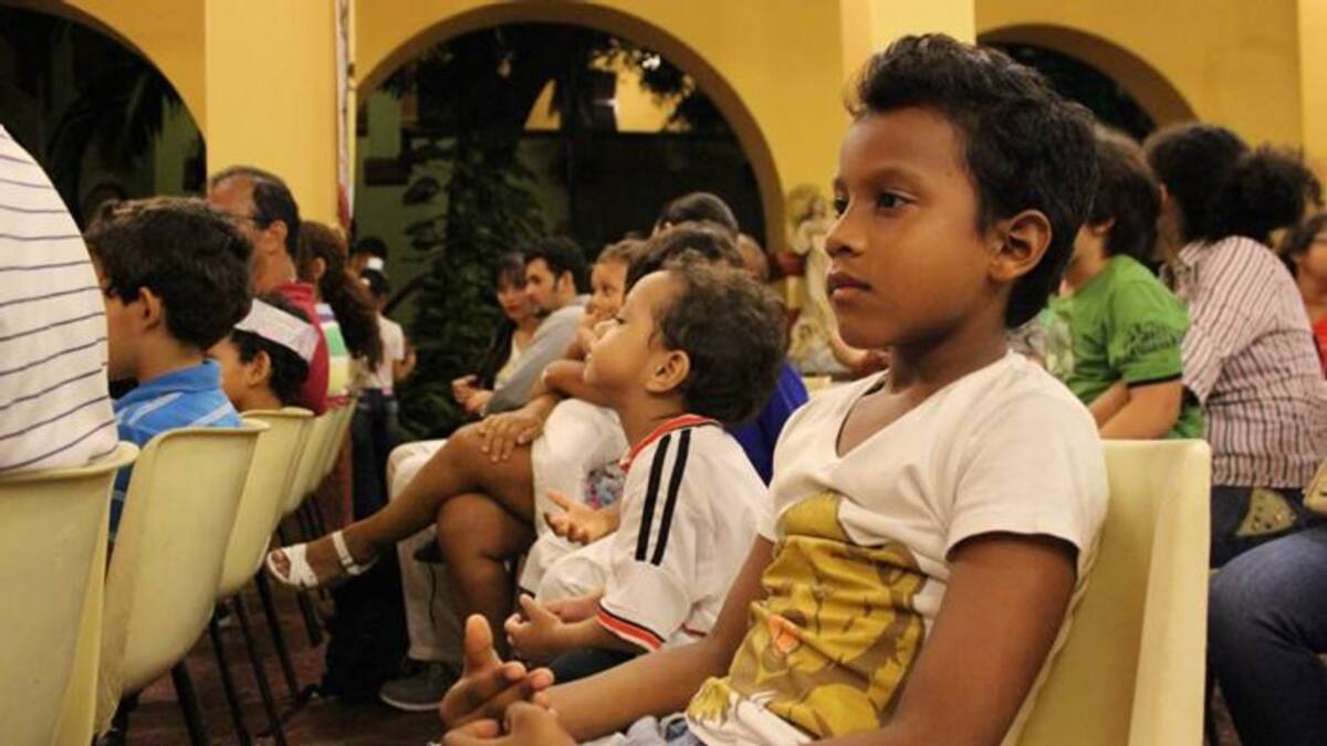 Público hechizado viendo títeres en la Casa Museo La Presentación. Cortesía