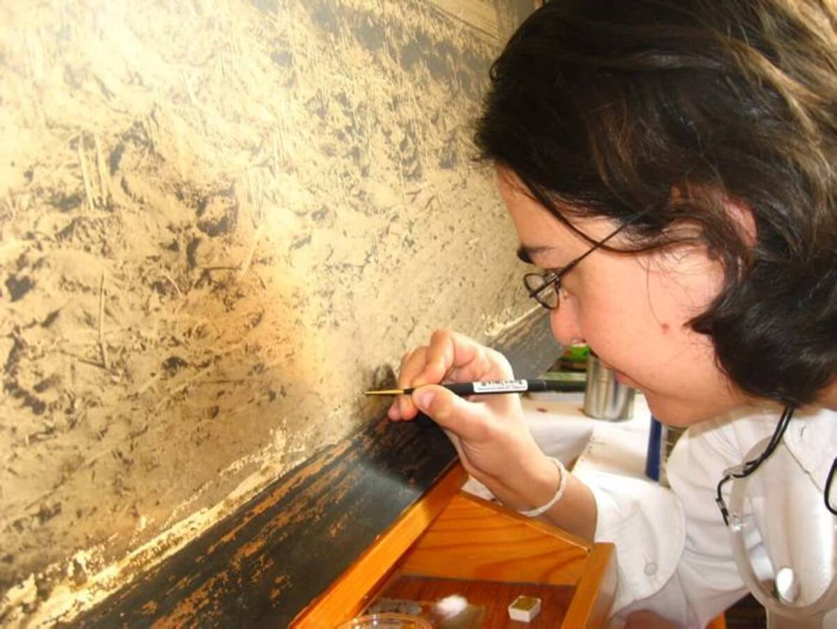 María Alejandra restaurando una fotografía de los años 40's con un proceso llamado reintegración cromática. Cortesía