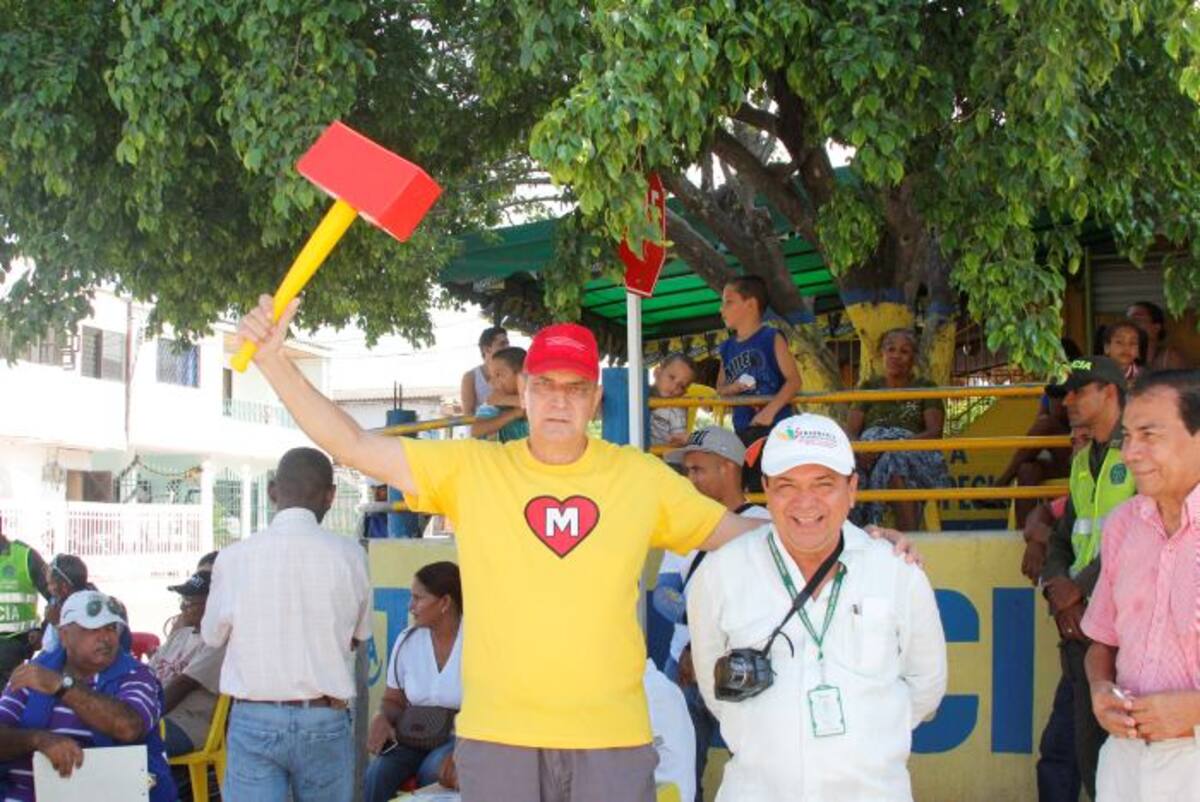 El señor Jaime Rendón junto al personero delegado en el lugar donde protestaban esta mañana los habitantes de Daniel Lemaitre. DANIELA BUELVAS - EL UNIVERSAL