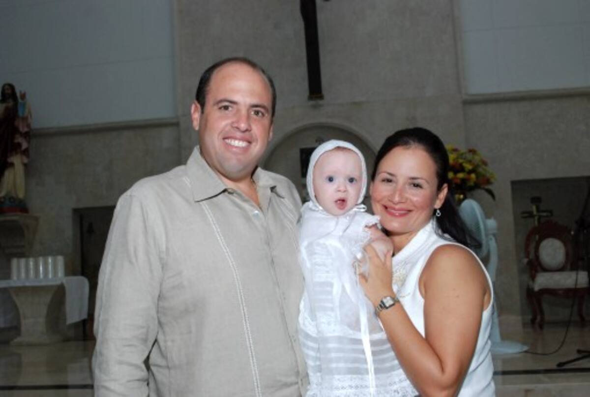 Juliana, con sus padres, Mauricio De La Espriella y Lilian Villanueva. fotos:archivo particular