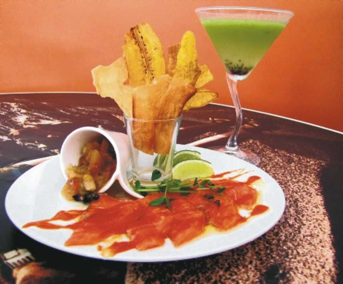 Tiradito de salmón con salsa de rocoto y desamar-gado valluno. La bebida es un martini de kiwi.