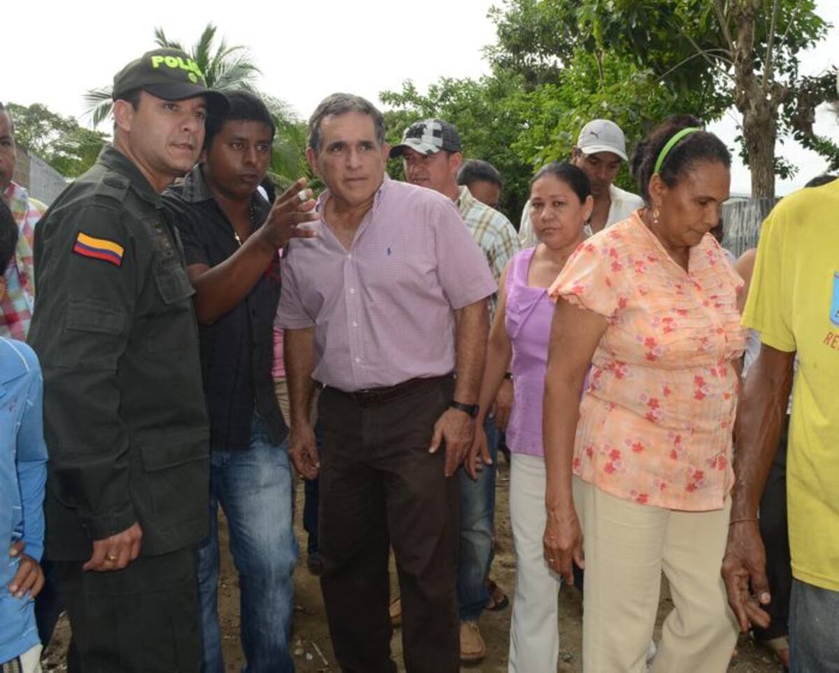 El Alcalde Jairo Fernández Quessep y el Comandante de la Policía de Sucre, Coronel Julián González, con la comunidad de La Trinidad. EL UNIVERSAL