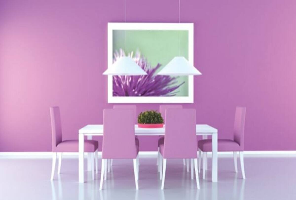 Una hermosa propuesta en este comedor violeta. La combinación con el blanco le aporta un toque festivo.