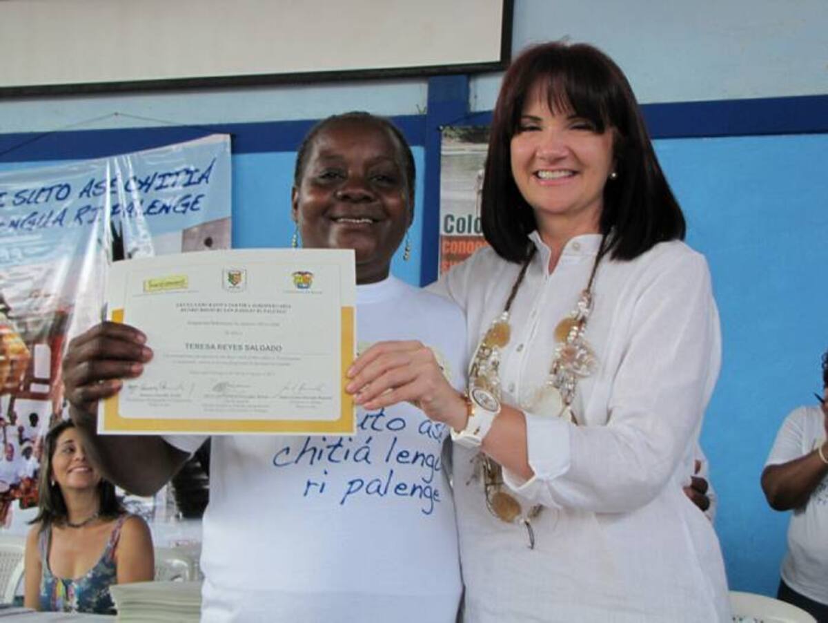 La primera dama de Bolívar, Ana Elvira Gómez entrega diploma a Teresa Reyes en la graduación de los alumnos de la Fundación Transformemos Educando. CORTESÍA