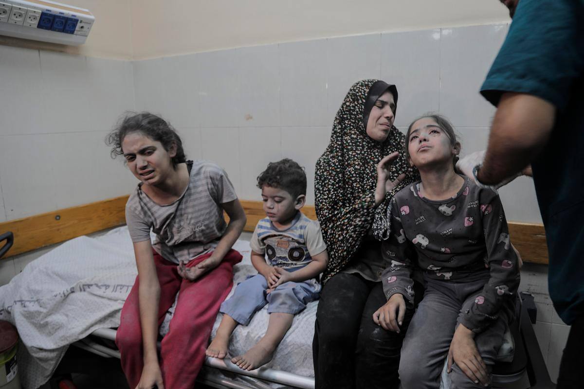Habrían 471 palestinos muertos tras ataque contra hospital en Gaza