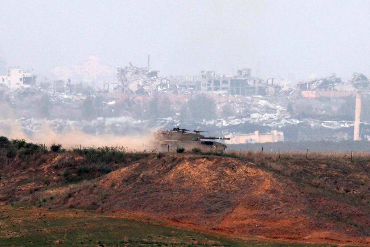 Israel lanza fuertes ataques en el centro y sur de Gaza
