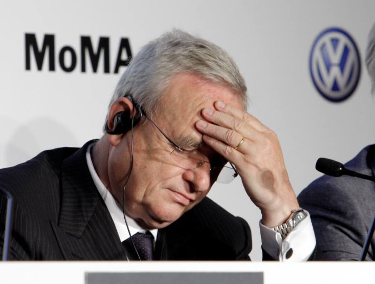Volkswagen, líder mundial en ventas, reveló que 11 millones de vehículos diésel están equipados con dispositivos que pueden trampear las pruebas de emisiones contaminantes. AP