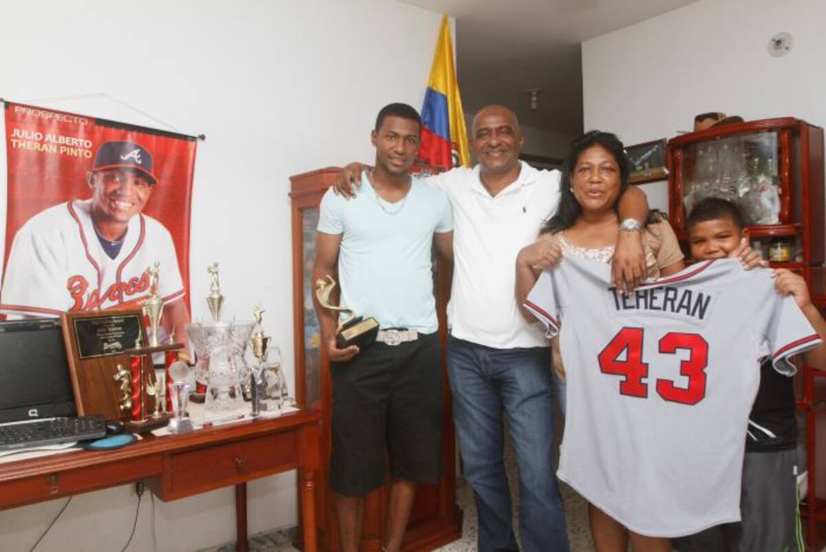 Julio Teherán Pinto, su padre Julio Teherán, su madre Marlin Pinto y su sobrino Luis Montero Teherán, en su residencia en el barrio Alameda La Victoria. JULIO CASTAÑO - EL UNIVERSAL
