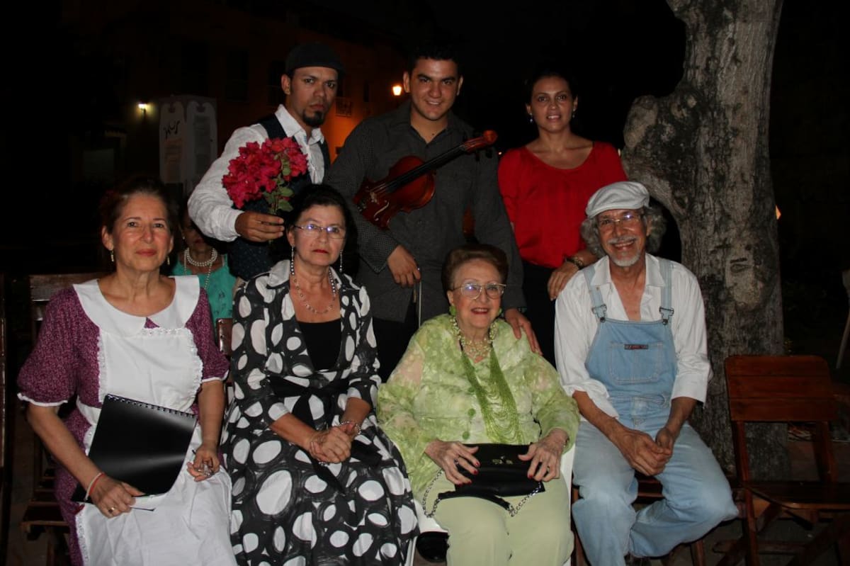 De pie: Luis Fernando Gil Caldera, Camilo Villarraga Morales y Kizzis Ramírez Delgado; sentados; María Antonia Guerra, Yolanda Gutiérrez Rozo; la agasajada, Judith Porto de González y Carlos Ramírez Quintero.