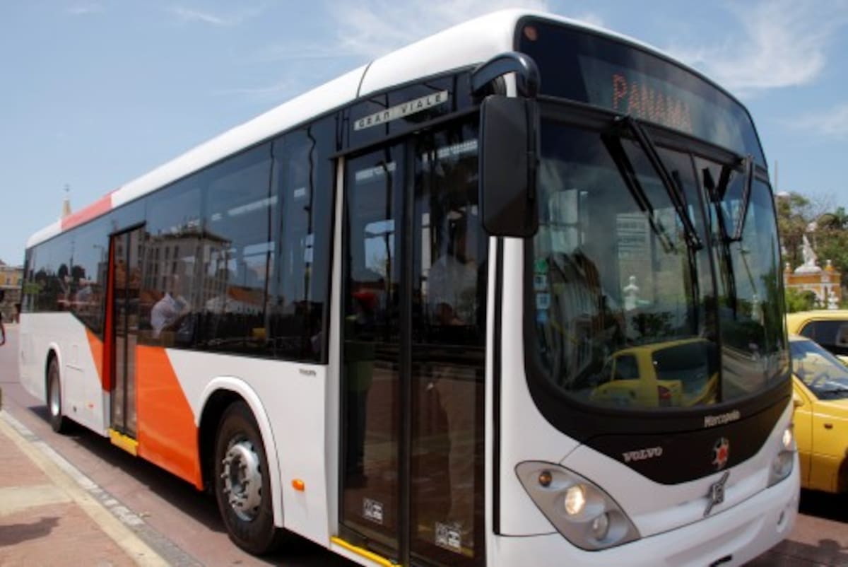 Los vehículos de modelo Gran Viale y motor Volvo tienen capacidad para 80 pasajeros y características especiales para resistir la salinidad y temperaturas altas de la ciudad. ZENIA VALDELAMAR – EL UNIVERSAL