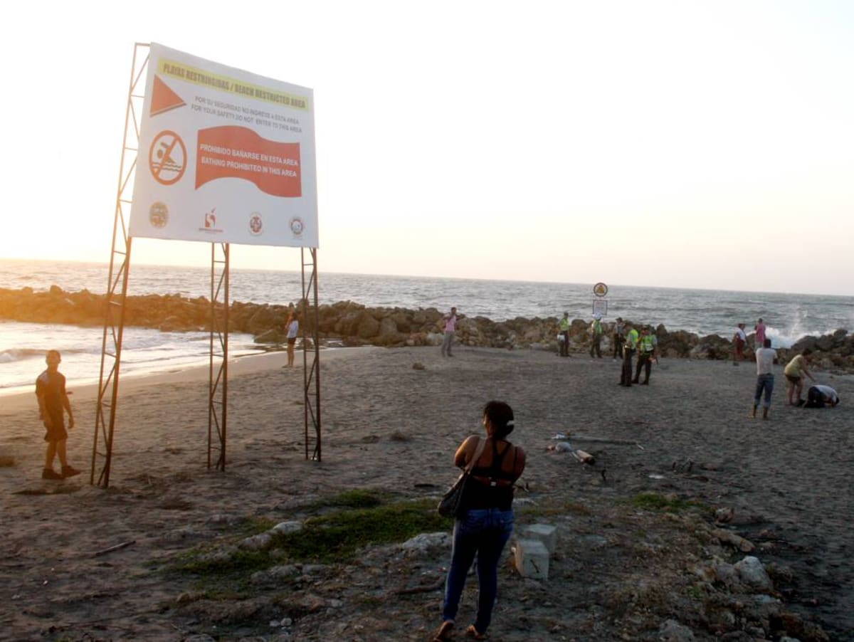 Este aviso indica que en las playas de La Tenaza está prohibido bañarse.