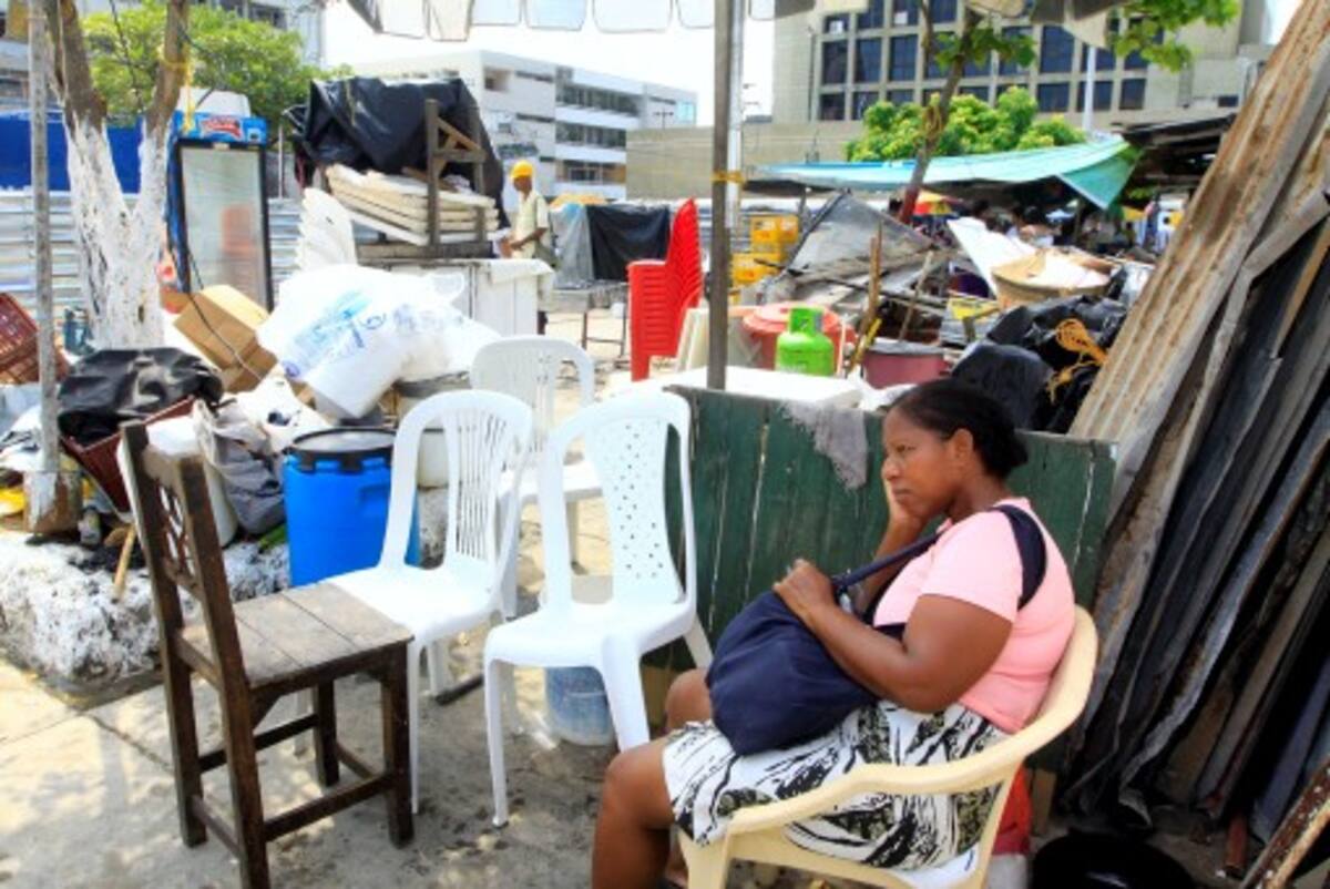 Las cocineras afectadas por la restitución de espacio público dicen que por encima de la tristeza de ver en ruinas sus negocios están sus ga-nas de trabajar y por eso advierten que levantarán de nuevo sus negocios en la Plazoleta Olímpica. JULIO CASTAÑO BELTRÁN - EL UNIVERSAL