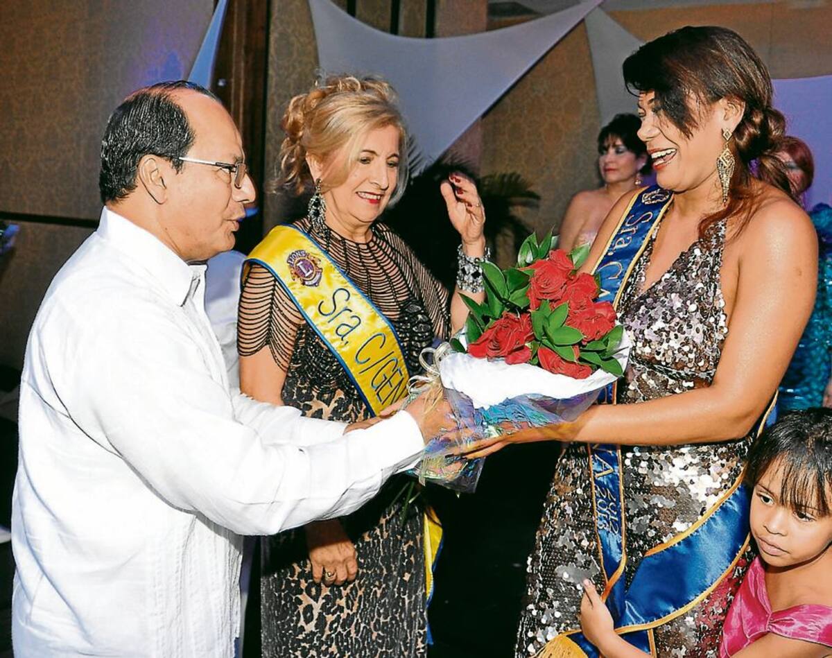 El presidente del Club de Leones Cartagena de Indias Mo-narca, Miguel Raad, entregó un ramo de flores a la Señora Cartagena 2012, Shirley Garcés de Rodríguez. Los acompaña la Señora Cartagena Bicentenario, Rosario Carvajal de Barón.