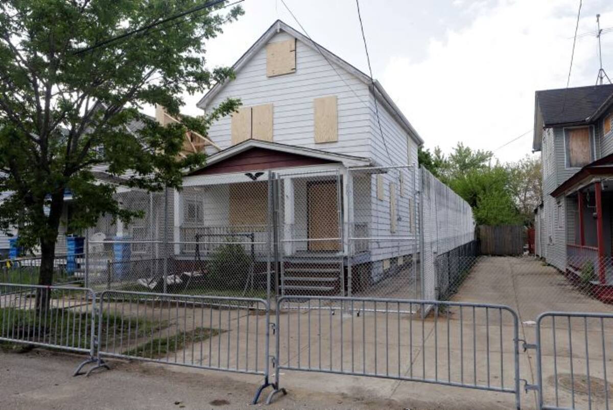 Una valla de metálica rodea la casa de Ariel Castro en Cleveland. AP Mark Duncan