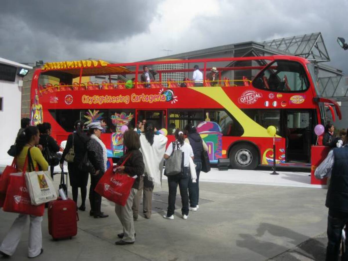 El bus turístico de dos pisos también estuvo presente en el evento. Cortesia
