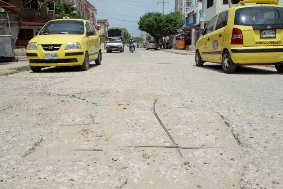 La Carrera 17 del barrio Torices está llena de cráteres y huecos. Luis Herrán- El Universal.