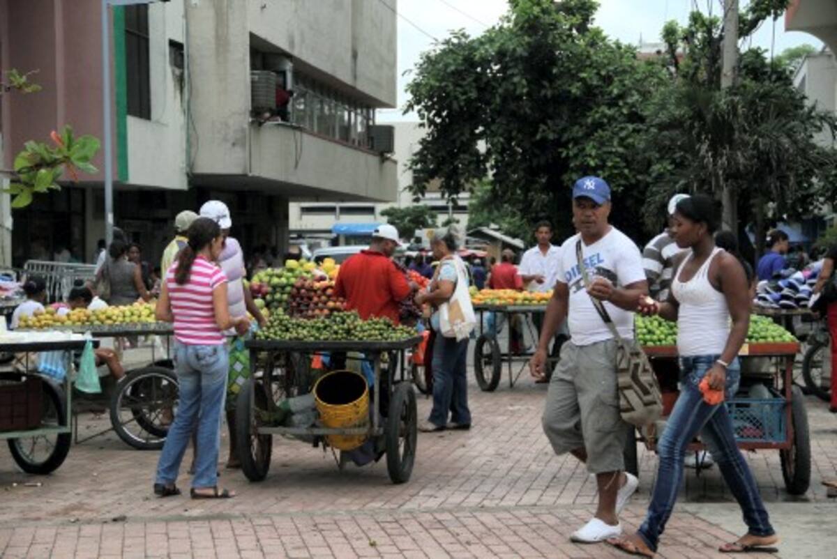 El Gerente de Espacio Público dice que muchos de los vendedores informales vienen por temporadas a Cartagena, especialmente los de frutas y verduras que ofrecen productos según la cosecha de cada período. ÓSCAR DÍAZ – EL UNIVERSAL