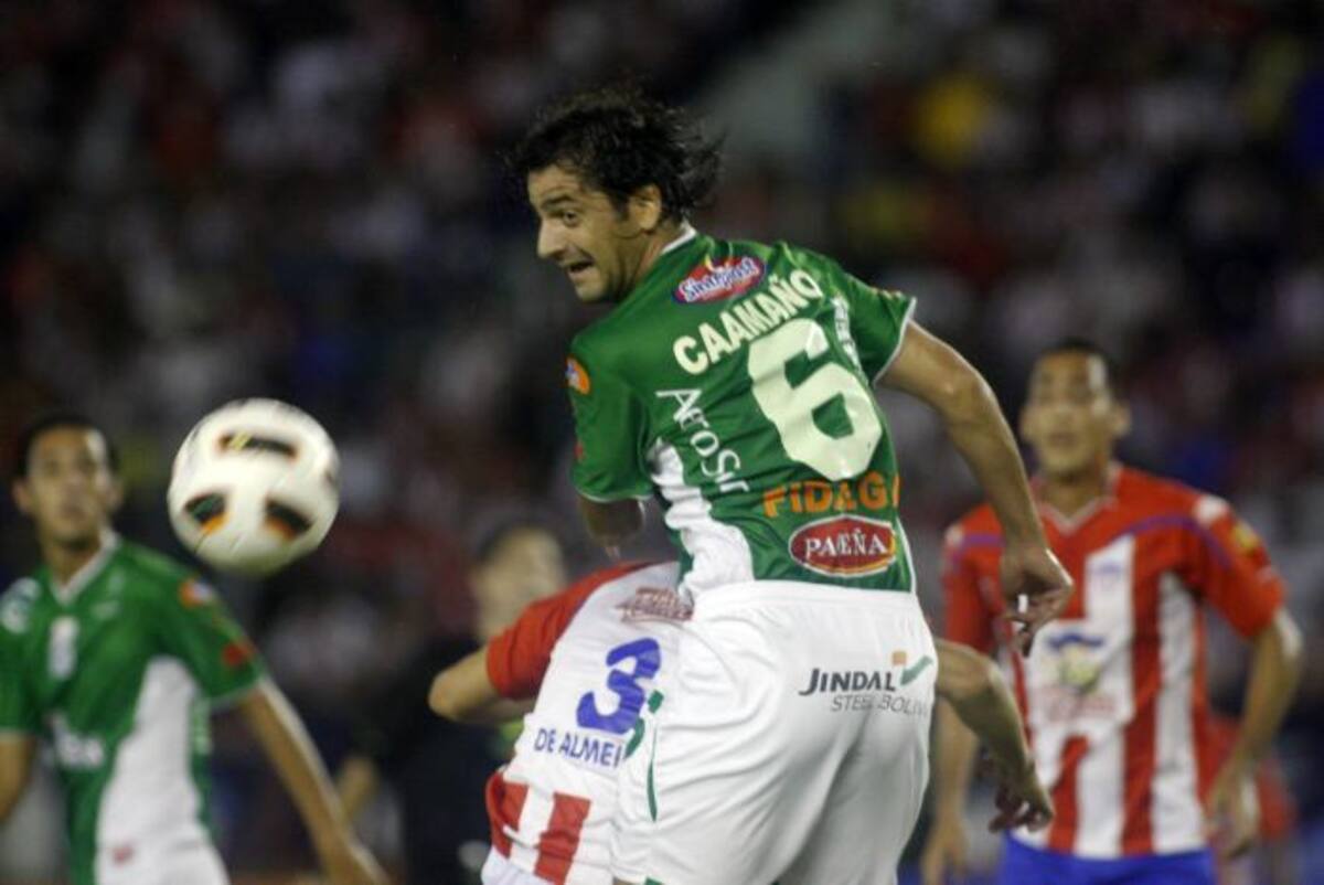 Club Oriente Petrolero jugando contra Junior de Barranquilla (2011). AFP STR