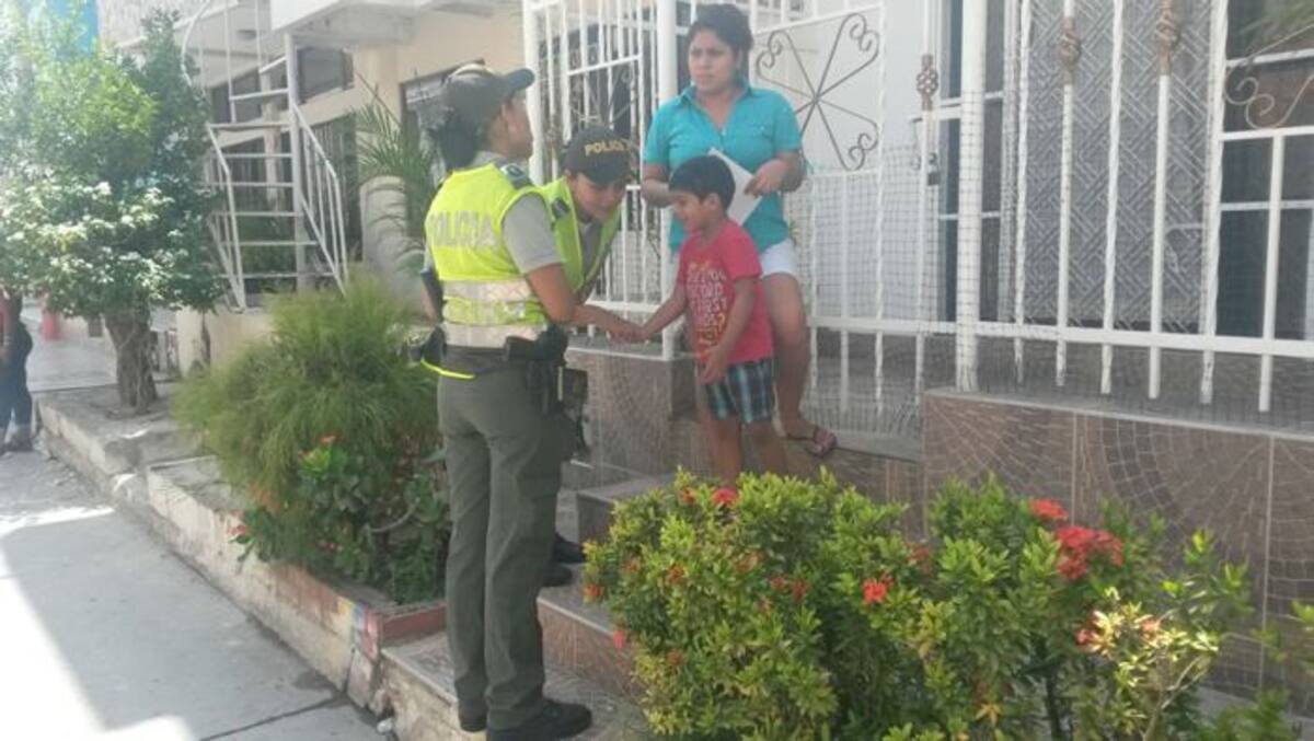 Miembros de la Policía de Infancia y Adolescencia dialogan con los padres de familia para que puedan ser ayuda idónea para sus hijos e hijas. Cortesía.
