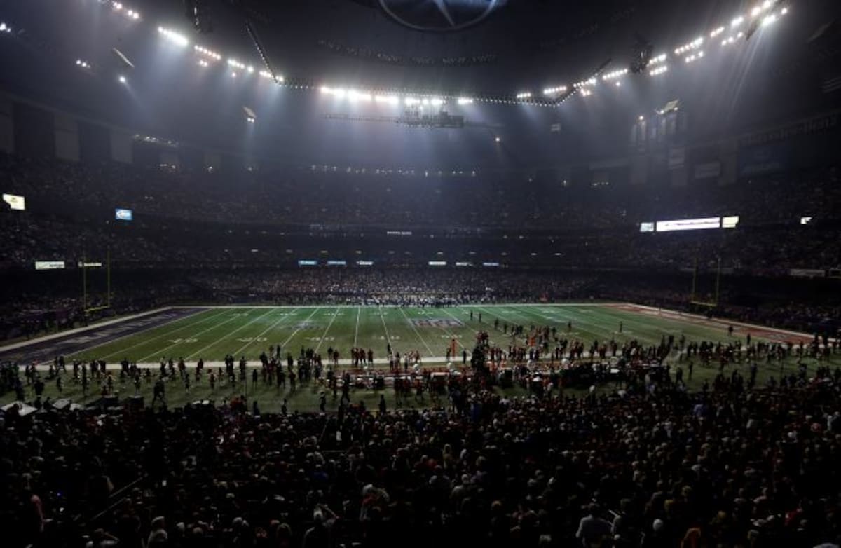Algunos de los aficionados empezaron a hacer la ola para entretenerse, mientras que los jugadores se congregaron a los costados de la cancha. AP GERALD HERBERT