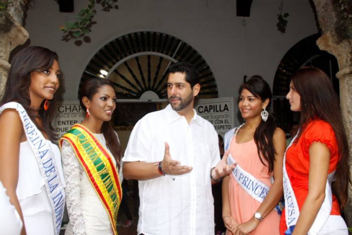 El Alcalde con la la reina de la Independencia, Andrea Isabel Pineda Quezada; la Virreina, Elyanis del Carmen Cortés Lobo, y las princesas de la Independencia. Lorena Henriquez-El Universal