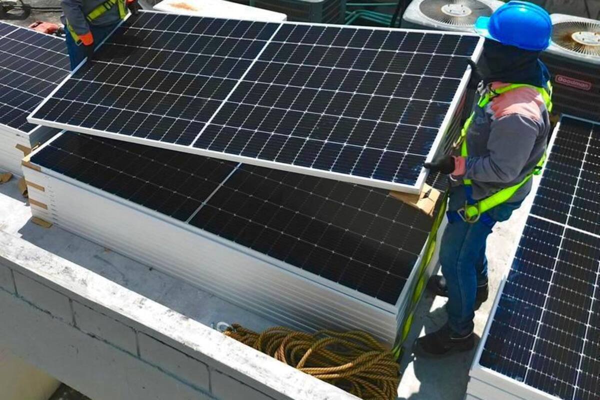 Comenzó instalación de paneles solares en edificios públicos de Barranquilla