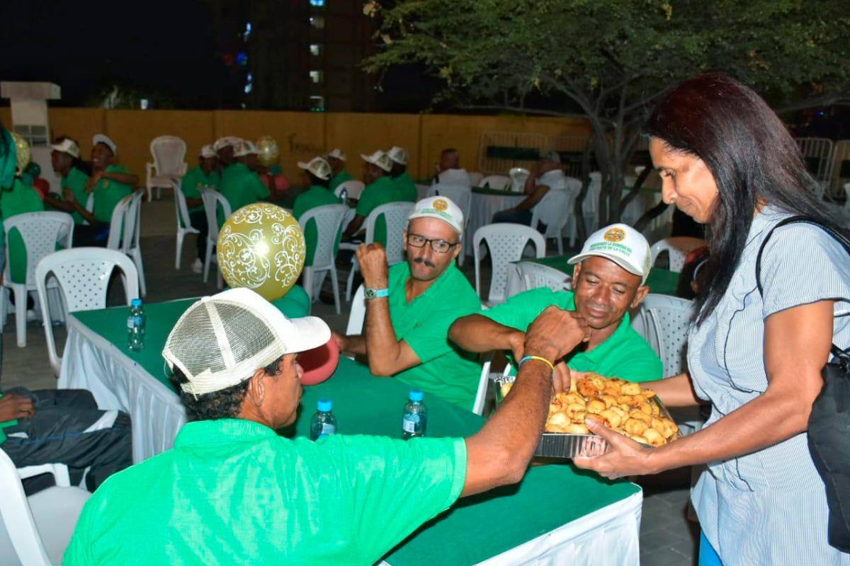 Habitantes de calle de Cartagena fueron sorprendidos con cena navideña
