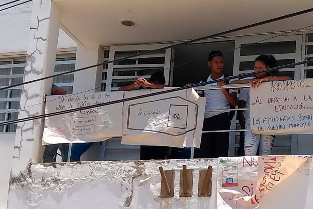 Padres y estudiantes protestan en Tiquisio para exigir transporte escolar