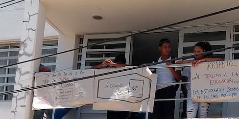 Padres y estudiantes protestan en Tiquisio para exigir transporte escolar