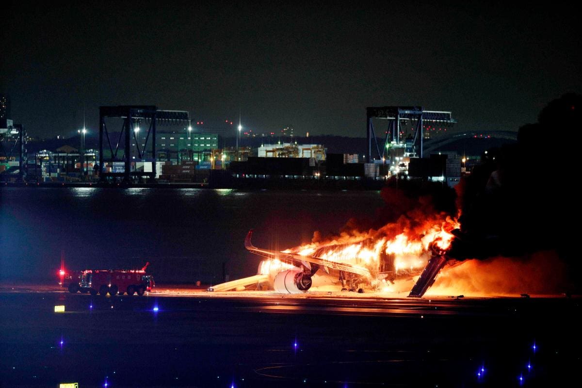 Video: avión se incendia en Japón tras intenso choque en pista de aterrizaje