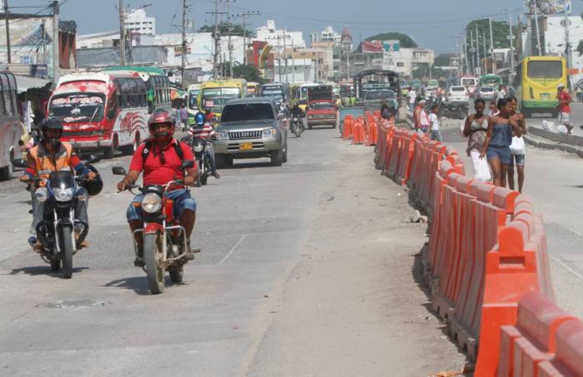 El tráfico fluyó ágilmente ayer por el sector Bazurto de la Avenida Pedro de Heredia, la cual quedó con más carriles habilitados luego de que se retiraran más de 60 toneladas de basuras y escombros de los costados de esta vía. También se sellaron drenajes pluviales, registros de servicios públicos y otros huecos que impedían el paso de vehículos. AROLDO MESTE ALCÁNTARA - EL UNIVERSAL