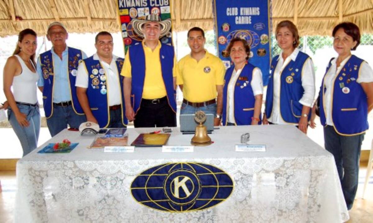 Sherly Hernández, Álvaro Salas, Alvaro del Toro, el gobernador Kiwanis Luís Mario Jiménez, Freddy Yemail, Edelid de De la Ossa, Martha de Gómez y Marlene de Salas.