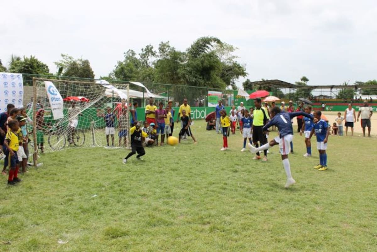 En la improvisada cancha de fútbol que se adecuó en el Estadio de Beisbol de Sincerín, los jugadores de Japón vencieron a Colombia. Cortesía