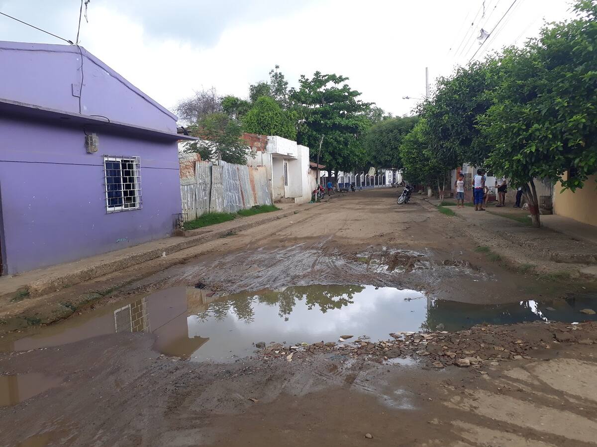 El vertimiento y represamiento de las aguas servidas en la calle está generando problemas en la salud de la comunidad. Lila Leyva Villarreal