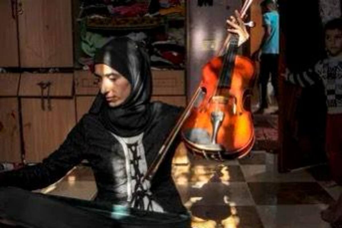 Jawaher al Aqraa, la joven palestina que canta para escapar de la guerra