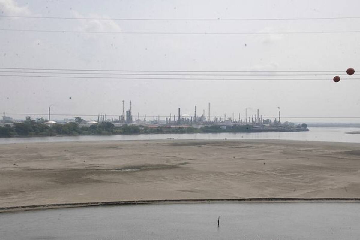La navegación por el río Magdalena entre Barrancabermeja y Pinillos es restringida, en varias ocasiones el tránsito de remolcadores se ha paralizado por el bajísimo nivel histórico del río Magdalena. COLPRENSA