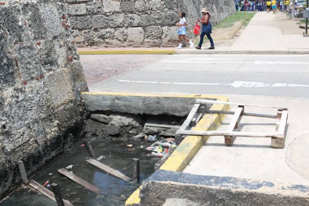 Aguas estancadas en costado de la muralla emanan malos olores. FOTO: CRISTIAN AGAMEZ - EL UNIVERSAL