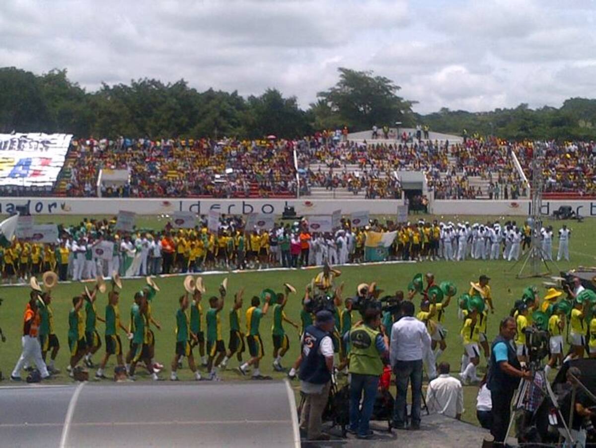 Los deportistas desfilaron en el estadio municipal de fútbol de El Carmen de Bolívar. CARLOS CABALLERO - EL UNIVERSAL
