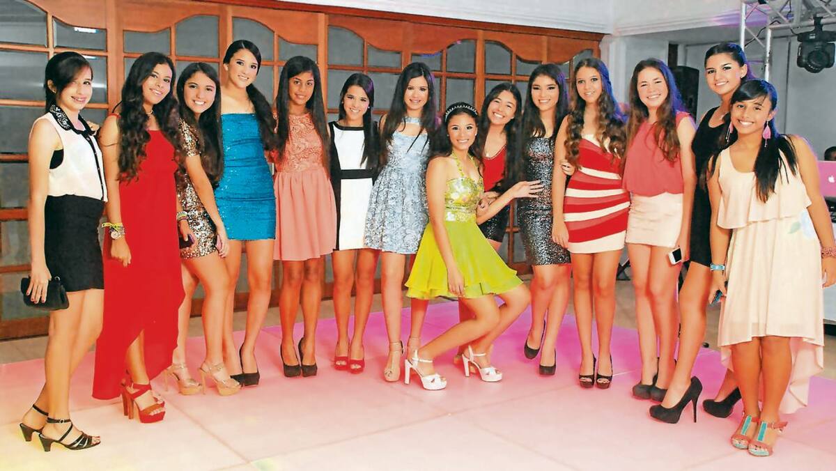 María Andrea Acosta, Sofía Vides, Andrea López, Juliana Vélez, Sara Ochoa, Nicole Saraga, Samar Pico; la cumplimentada, María Camila Cabezas; María José Salcedo, Sofía Negrette, Cristina López, Gloria Vecino, Sofía Rodas y María Paula Quintero.