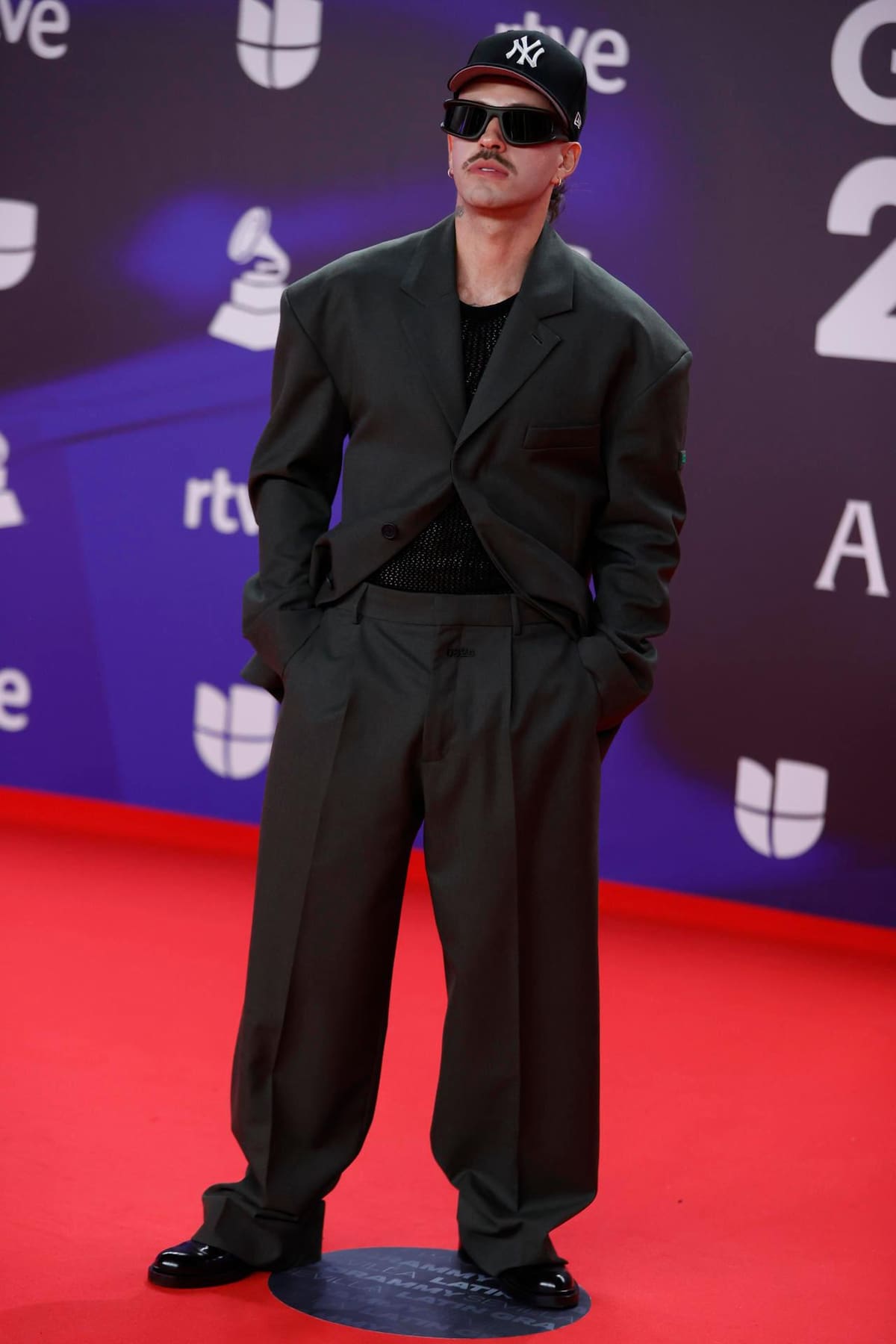Feid en la alfombra roja de la gala anual de los Latin Grammy. //Foto: EFE.