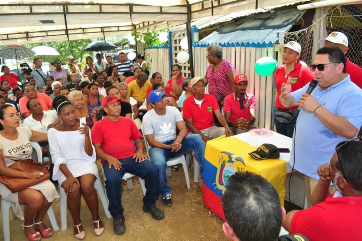 El alcalde Manuel Vicente Duque dirigiéndose a la comunidad. //Cortesía.