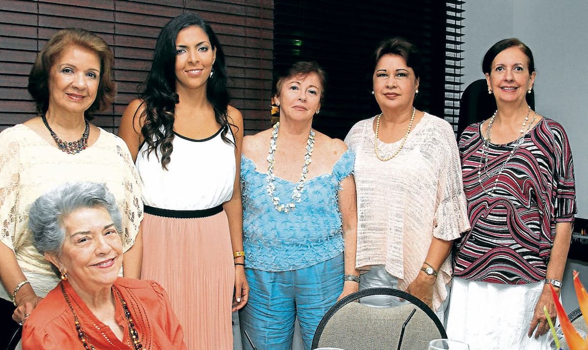 De pie: Fatty Peinado, Fadia De La Rosa, Débora de Ambrad, Aura de Estevez y Gloria Vergara; sentada: Carmencita de Rizo.