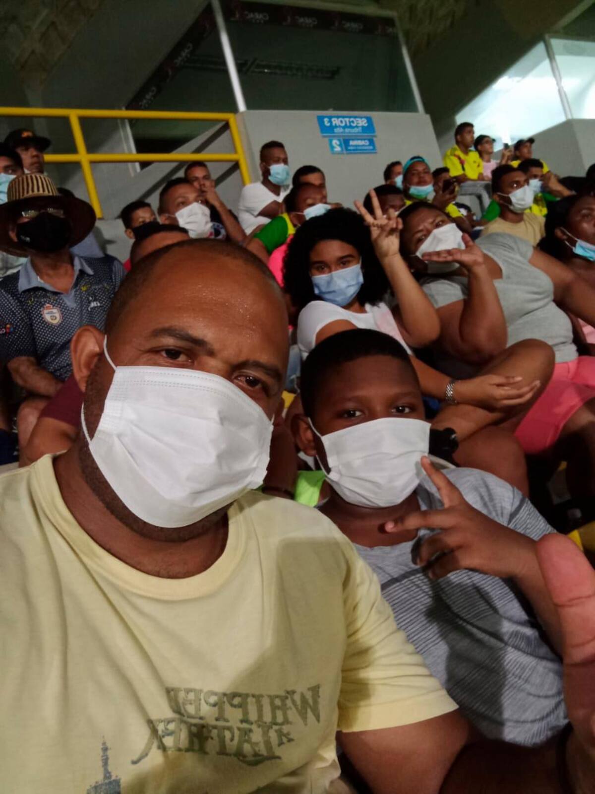 Juan Carlos Pájaro, junto a Jhosue David Pájaro, en uno de los partidos del semestre anterior del Real Cartagena en el estadio Jaime Morón. //Cortesía