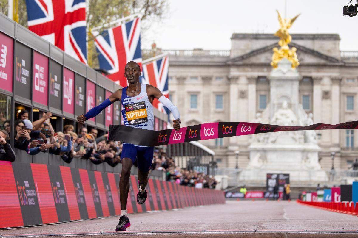 ¡Qué bárbaro! Kelvin Kiptum se queda a 16 segundos del récord mundial de Maratón