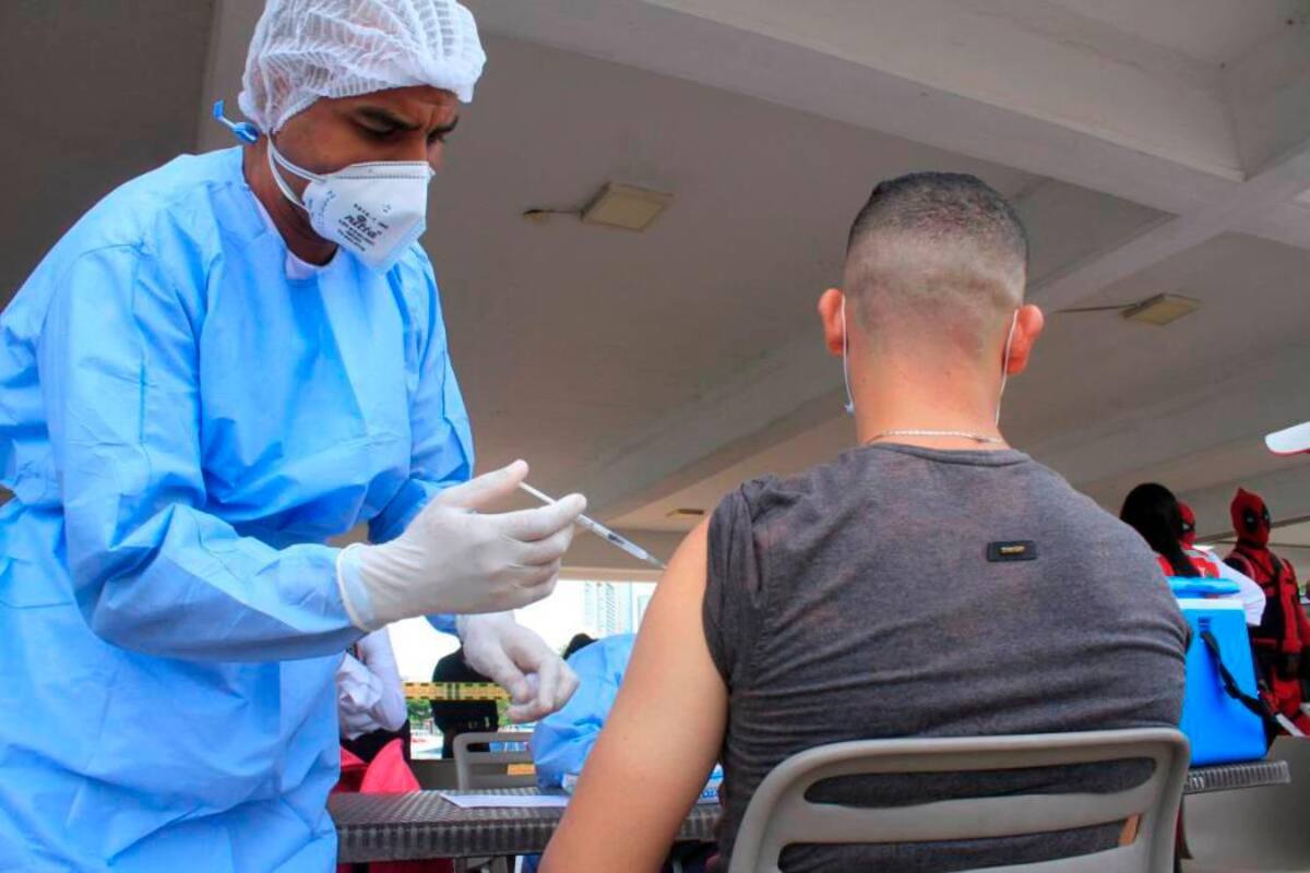 Vacunación contra el COVID llega a su primer año en Colombia: ¿cómo va?