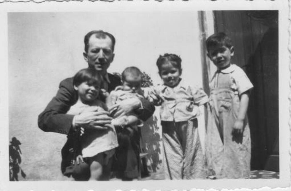 El poeta Aurelio Arturo con sus hijos; Edgardo, Julian, Gilberto y Elvira